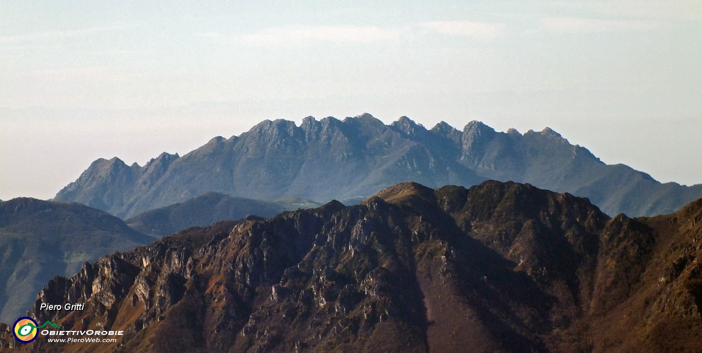 37 Zoom in Resegone col Cancervo in primo piano.JPG